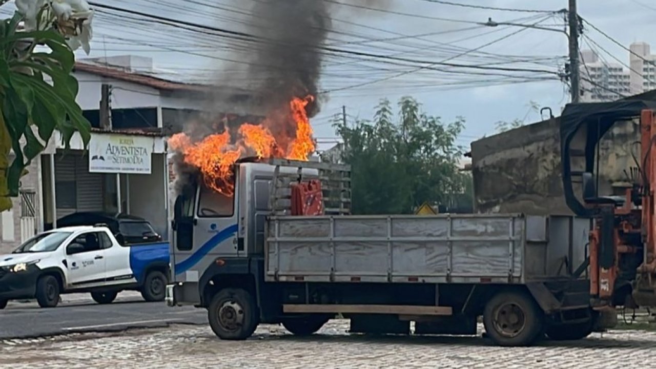 URGENTE: Caminhão da Caern é incendiado por criminosos em Mossoró