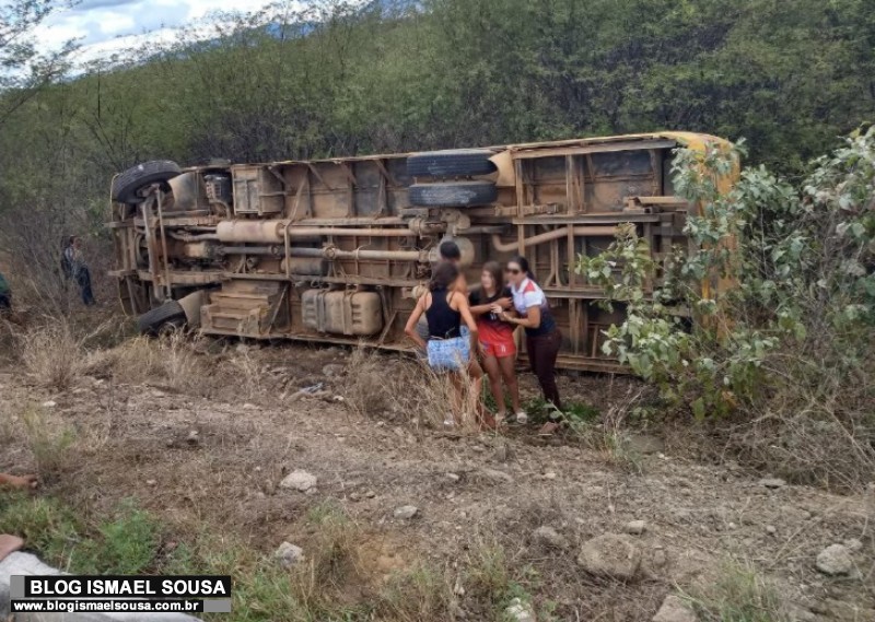 Ã”nibus com estudantes capota na BR-405 entre Rafael Fernandes e Pau dos Ferros