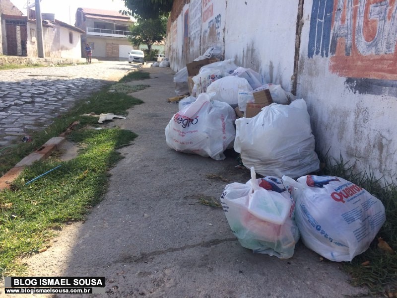 Garis cruzam os braÃ§os e lixo se acumula nas ruas; PMM garante que o pagamento estÃ¡ em dia