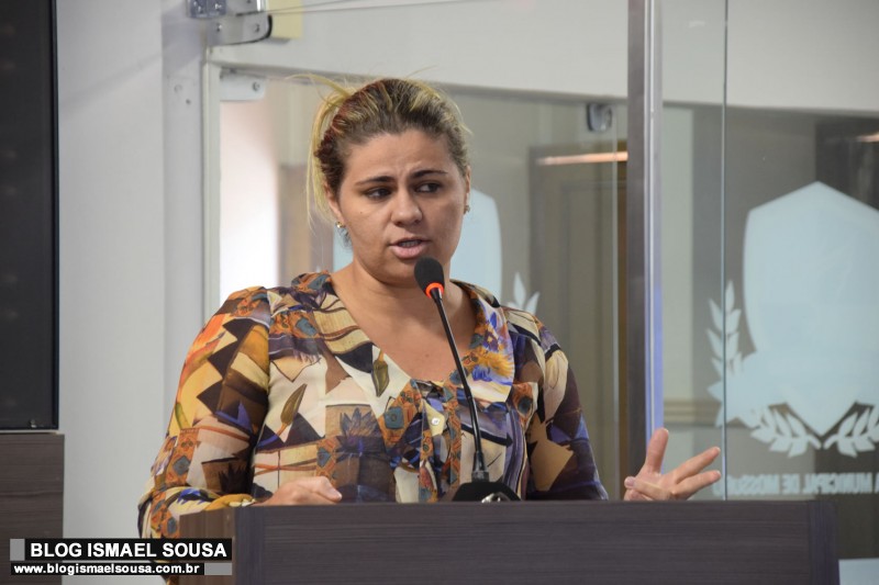 Comerciante da praÃ§a do Teatro reivindica espaÃ§o; "estamos passando necessidade"