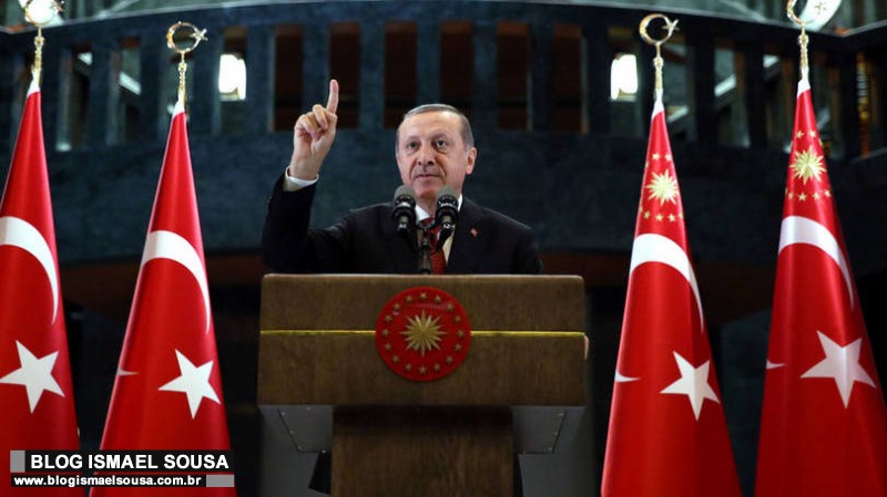 Presidente turco chega a Istambul e anuncia fim da aÃ§Ã£o militar no paÃ­s