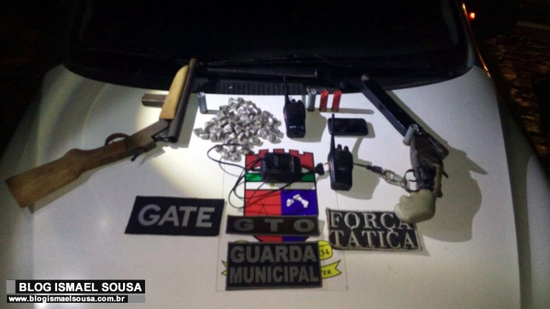 OperaÃ§Ã£o policial apreende drogas, armas e rÃ¡dios comunicadores na Favela do Fio