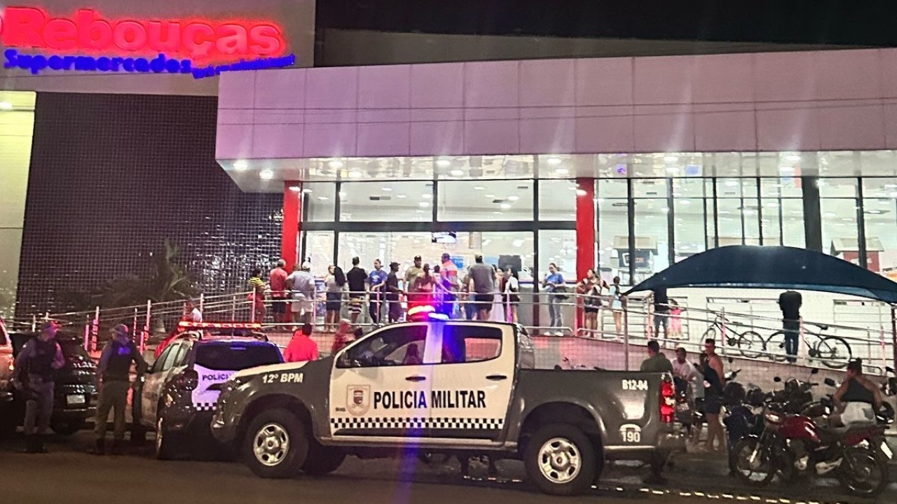 URGENTE: Homem em surto ameaça clientes em supermercado de Mossoró