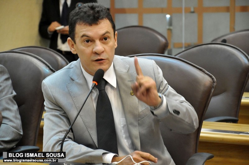 Deputado Dison Lisboa Ã© preso e levado para o Comando Geral da PM