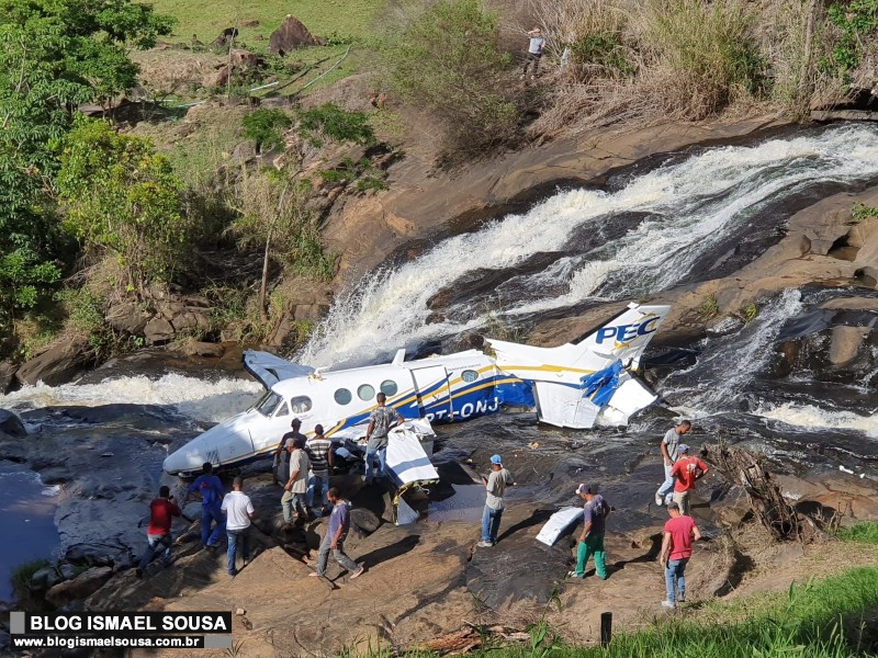 Avião com a cantora Marília Mendonça cai em MG
