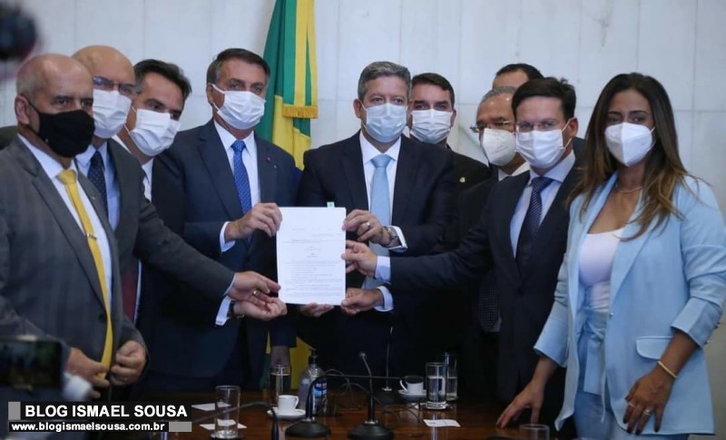 Bolsonaro entrega à Lira programa que vai substituir o Bolsa Família