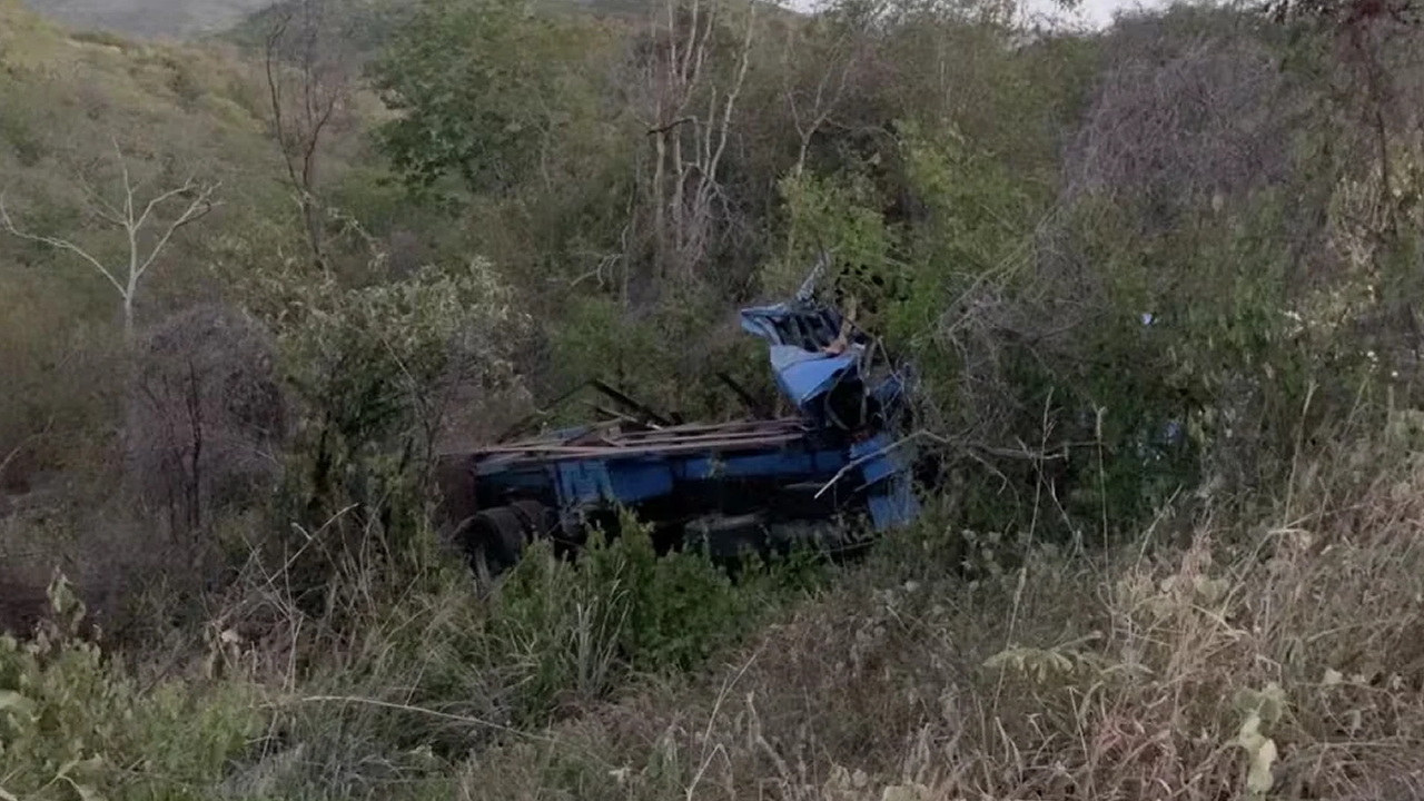 Cinco morrem em acidente trágico na RN-023; vítimas estavam sobre carga de caminhão