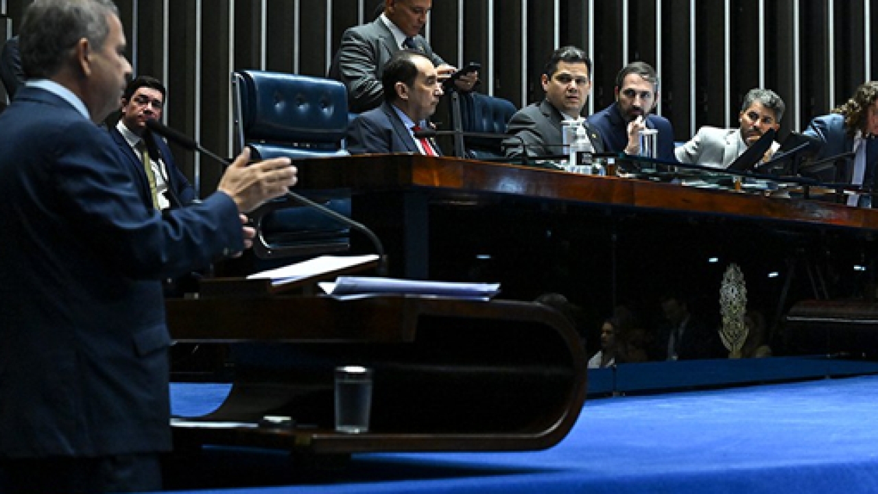 Derrota do governo Lula: Senado aprova fim de descontos associativos no INSS