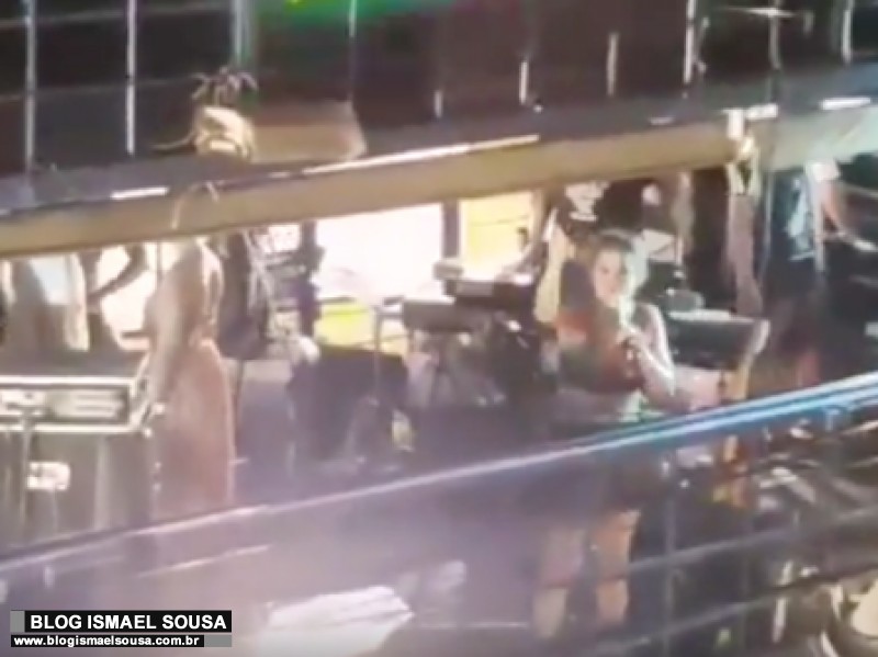 Daniela Mercury para de tocar ao passar por camarote da PM e xinga foliÃµes