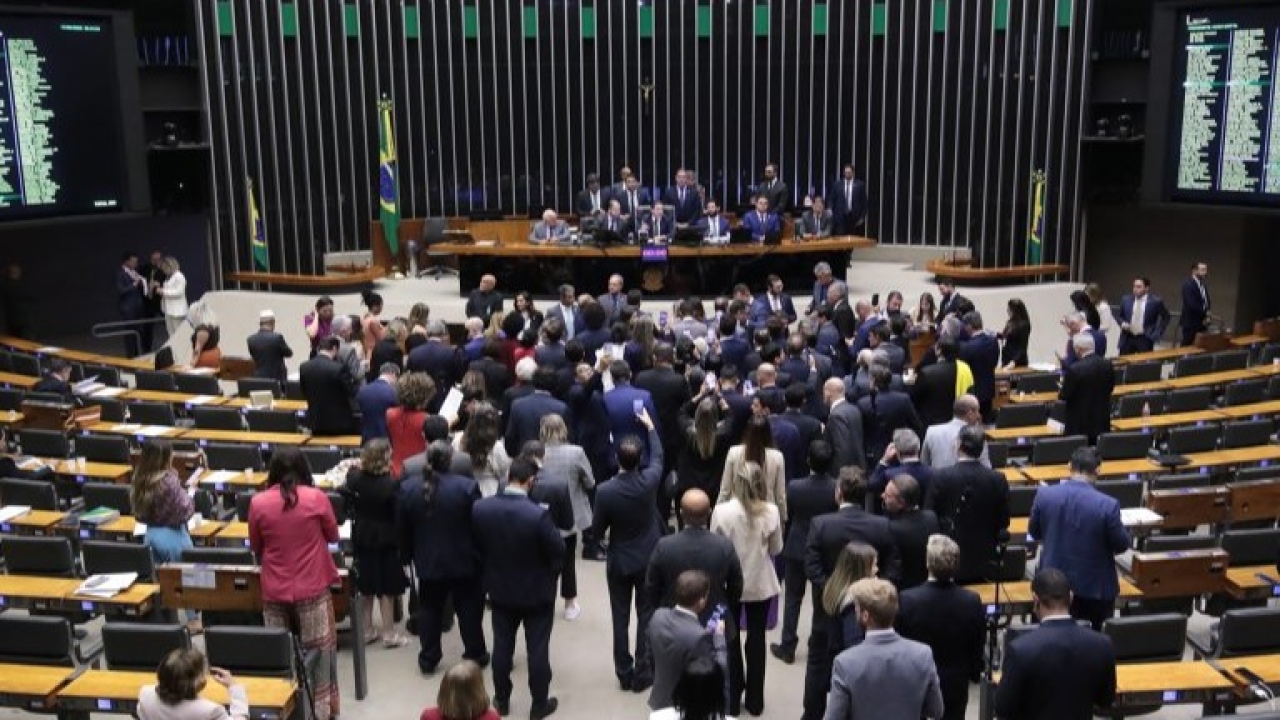 Câmara aprova regime de urgência para projeto sobre anistia