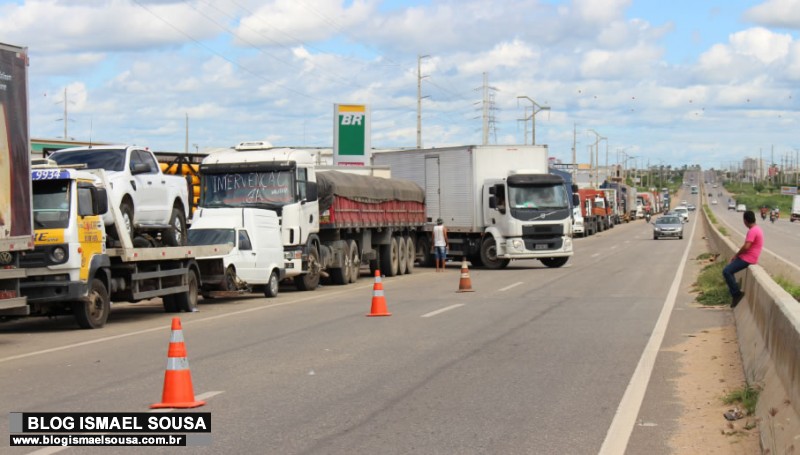 Caminhoneiros afirmam que nÃ£o tÃªm data para encerrar paralisaÃ§Ã£o em MossorÃ³