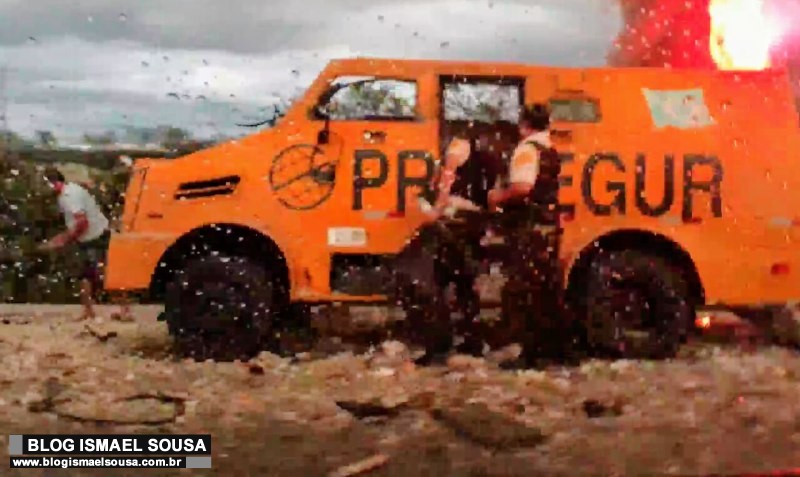 Populares vÃ£o Ã  rodovia recolher dinheiro apÃ³s explosÃ£o de carro-forte na BR-304