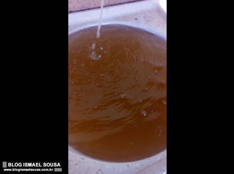 Moradores do Alto SÃ£o Manoel reclamam de Ã¡gua barrenta saindo das torneiras