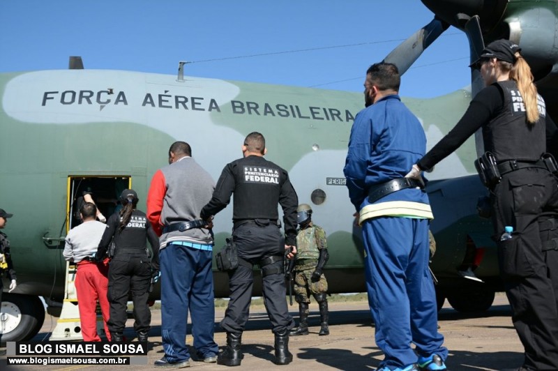 Presos do Rio Grande do Sul sÃ£o transferidos para a penitenciaria federal de MossorÃ³