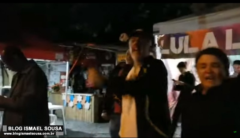 Festa petista na porta da PF em Curitiba