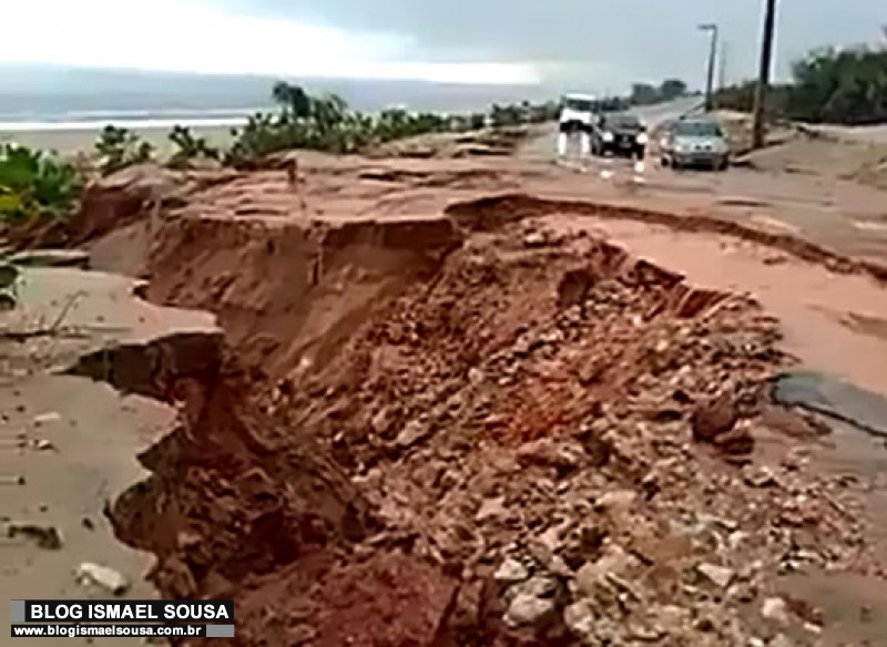 Chuva abre cratera na RN-404 entre Ponta do Mel e Porto do Mangue