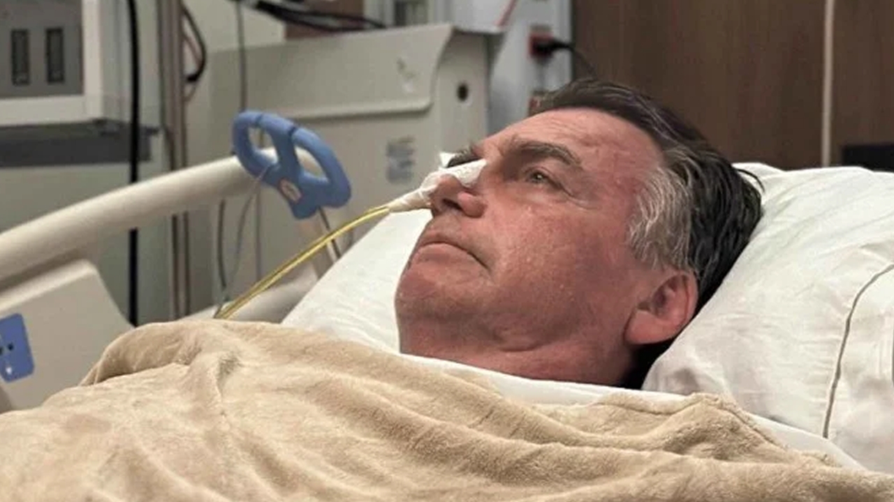 URGENTE: Bolsonaro sofre queda e bate a cabeça em cela da Polícia Federal em Brasília