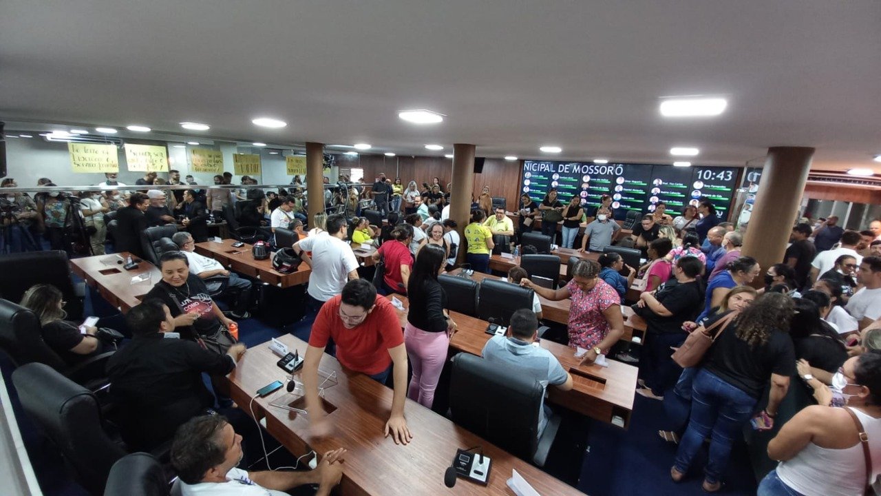 Urgente: Sessão na Câmara de Mossoró é suspensa após invasão de servidores públicos