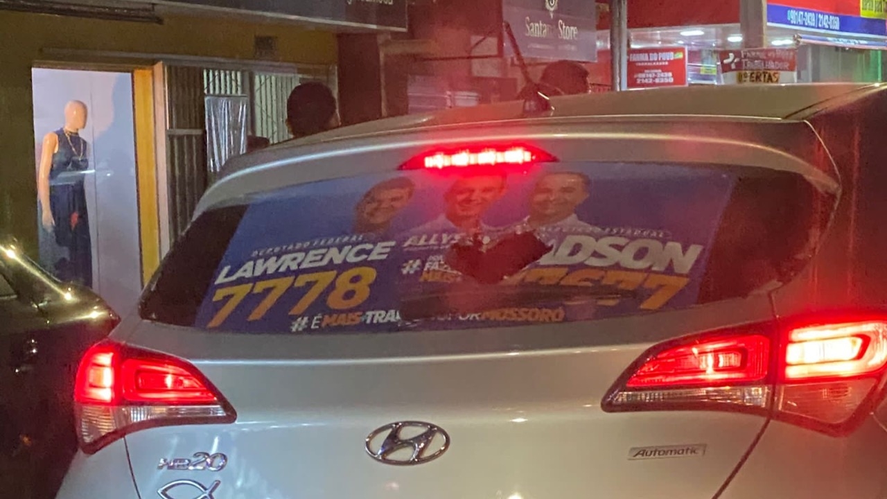 Vários carros com adesivos de Lawrence e Jadson foram depredados durante ato político em Mossoró