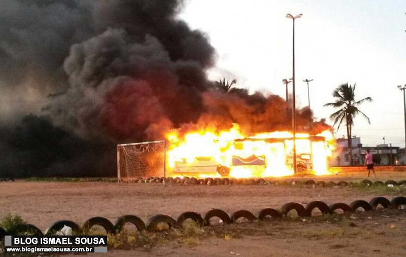 Criminosos incendeiam Ã´nibus e empresas recolhem veÃ­culos na Grande Natal