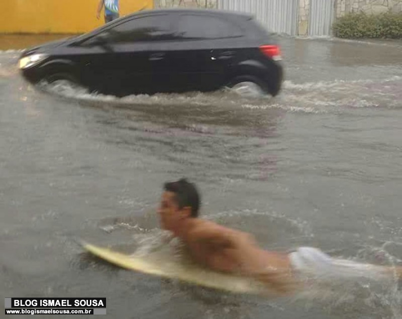 Homem Ã© flagrado surfando em rua alagada no bairro Nova BetÃ¢nia em MossorÃ³