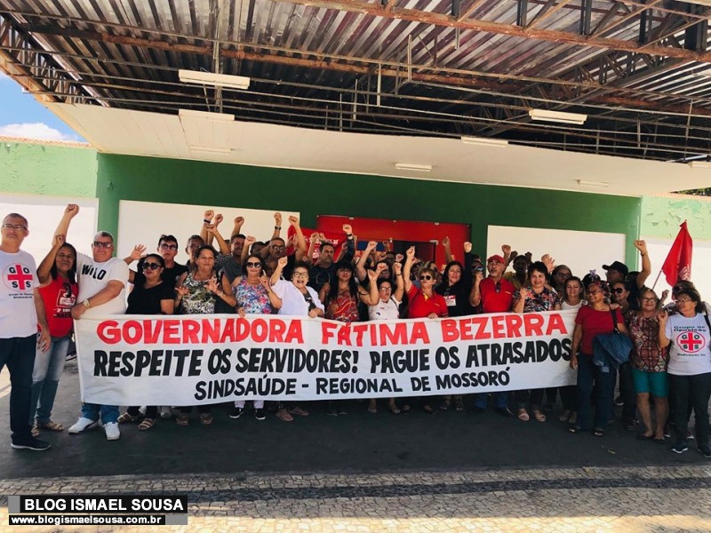 Servidores fazem protesto na porta do HRTM