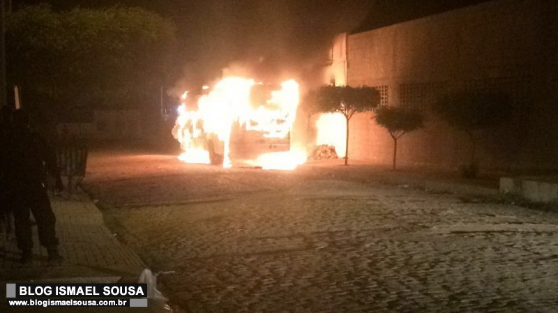 Em novo ataque, bandidos incendeiam Ã´nibus no Santa Delmira