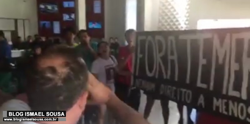 Em MossorÃ³, petistas chamam RogÃ©rio Marinho de "golpista" e deputado reage com "beijinhos"