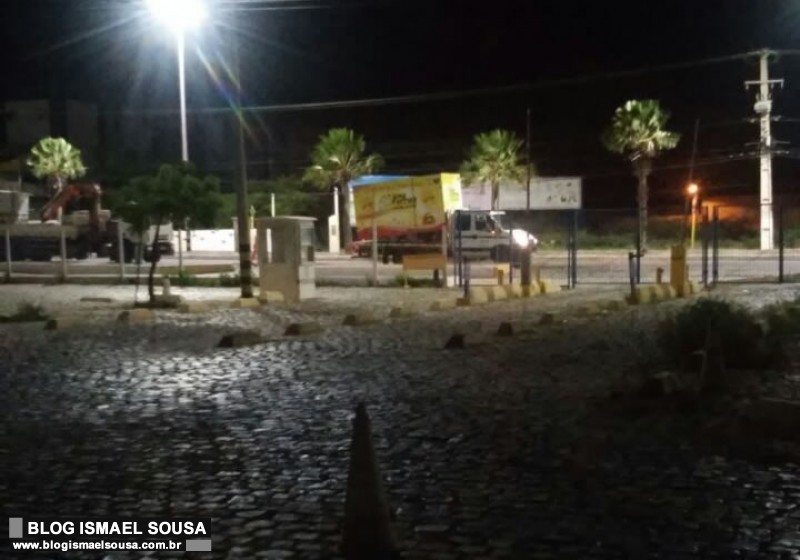 Prefeitura apreende trailers de lanches instalados em frente Ã  UNP durante a madrugada