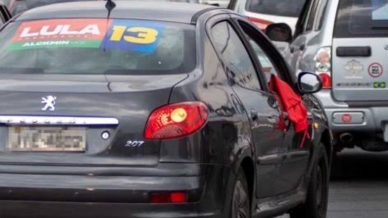 Adesivos de Lula viram febre nos carros em Mossoró