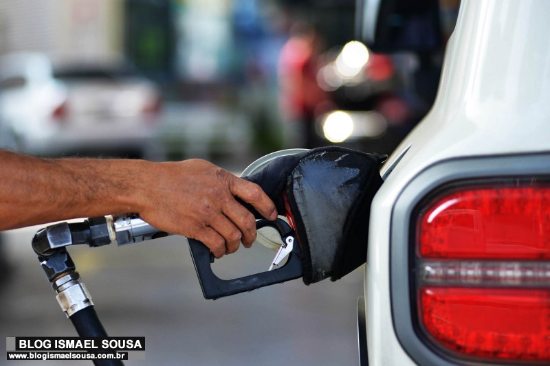 Petrobras reduz em 3,14% preÃ§o da gasolina na quinta; queda no mÃªs Ã© de 13,58%