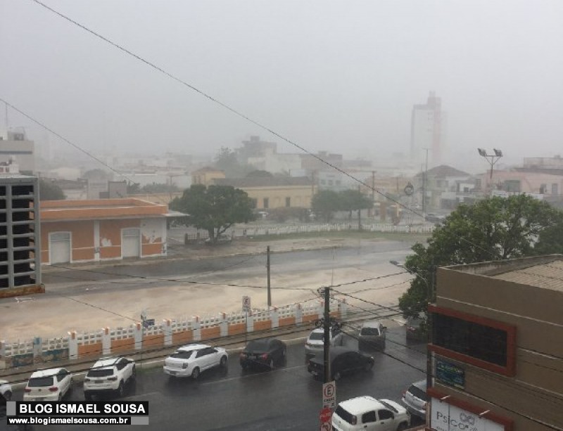 Finalmente chove forte em toda MossorÃ³