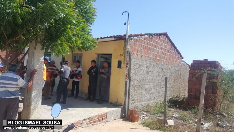 Jovem Ã© perseguido e assassinado a tiros dentro de casa no Santa Helena