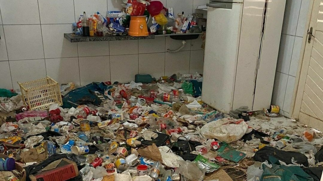 Desumano: Guardas Municipais encontram adolescente e 23 animais abandonados em casa tomada por lixo