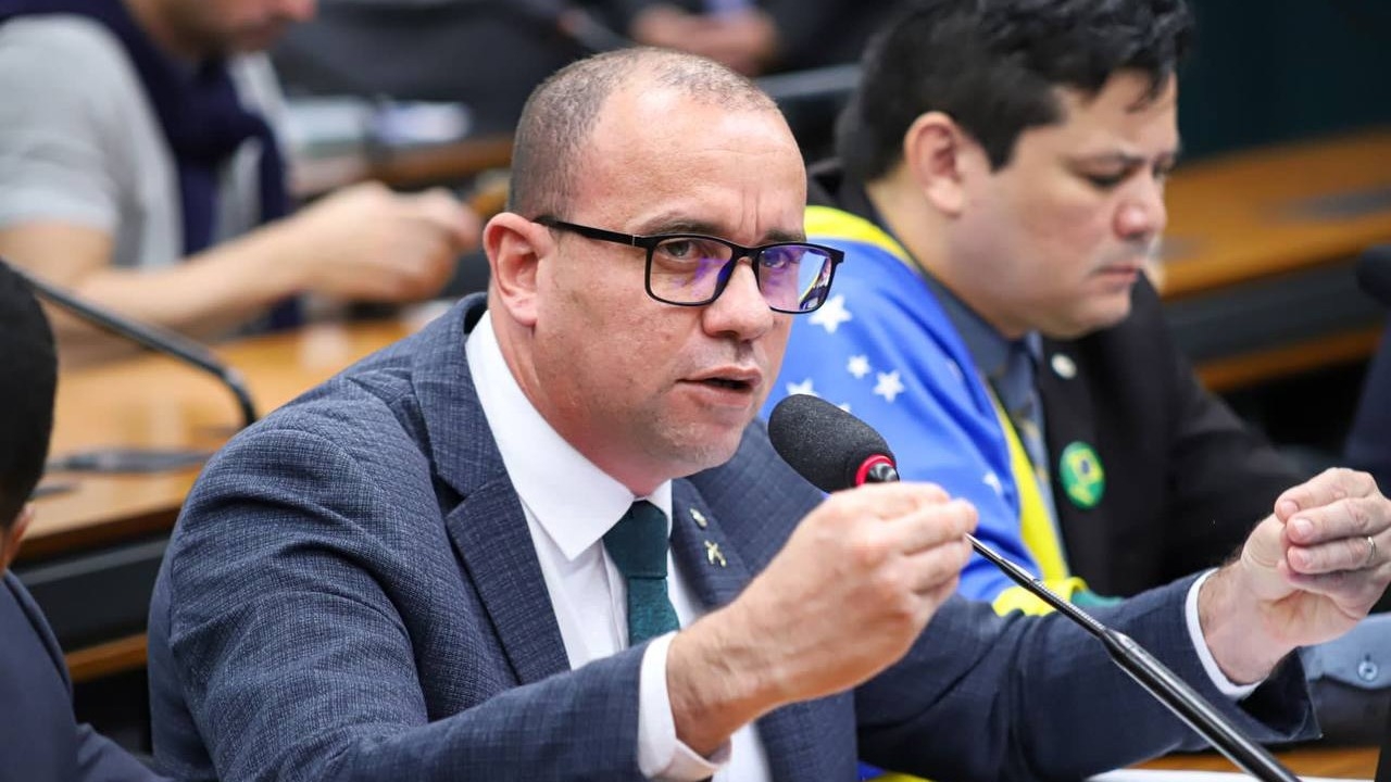 Gonçalves faz pronunciamento emocionante e cobra ações do Governo sobre morte de PM