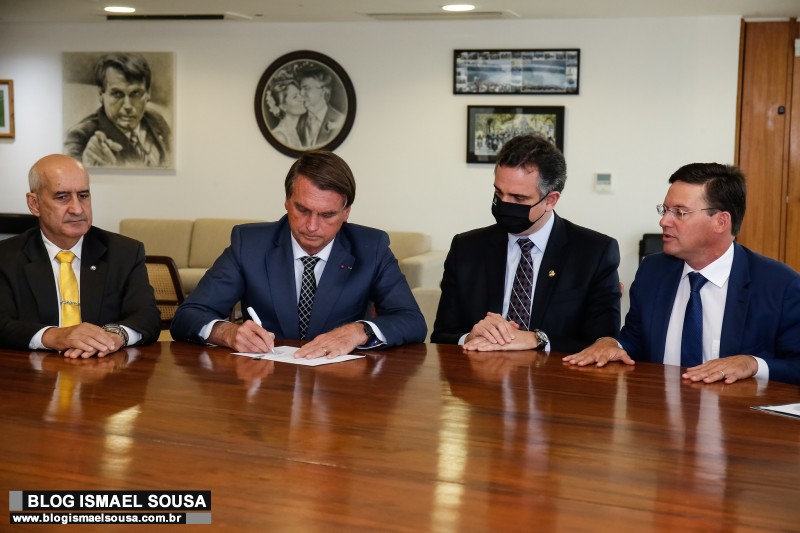 Governo Bolsonaro prorroga auxílio emergencial por mais três meses