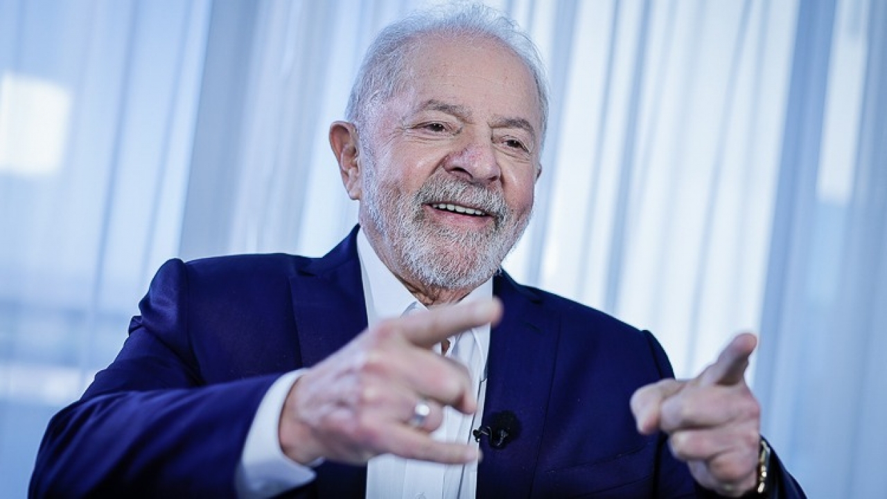 Governo Lula bloqueia verba para alfabetização, transporte escolar e bolsas de estudo
