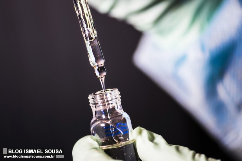 Brasil faz parceria para produzir 100 milhÃµes de doses de vacina contra Covid-19