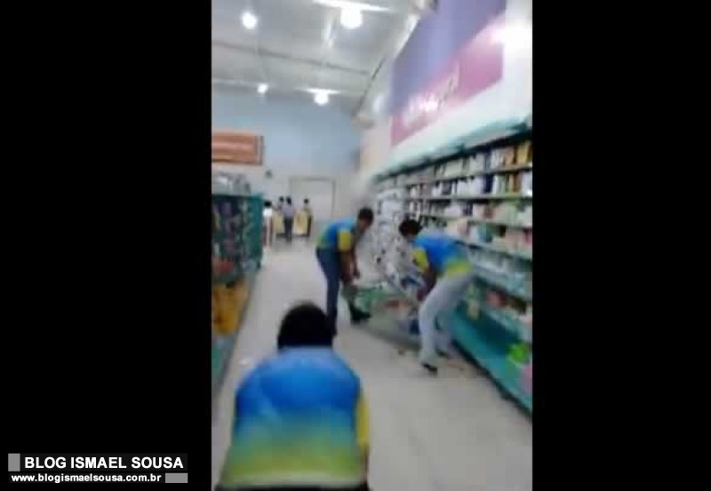 VÃ­deo mostra "cachoeira" dentro de supermercado durante forte chuva em MossorÃ³