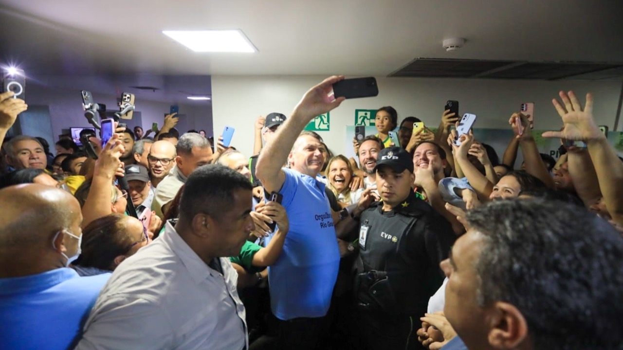 Em visita ao Hospital Rio Grande, Bolsonaro se emociona ao reencontrar equipe que o atendeu em abril