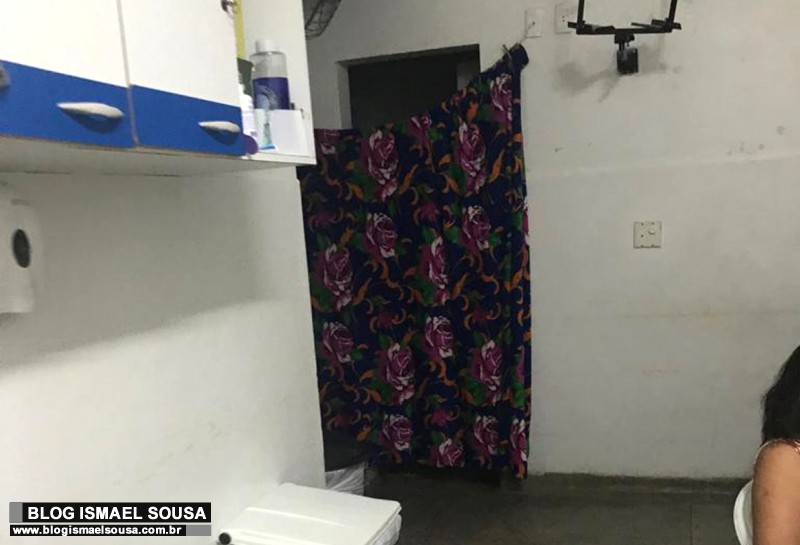 Enfermeiros improvisam pano como "porta" de banheiro em enfermaria do HRTM