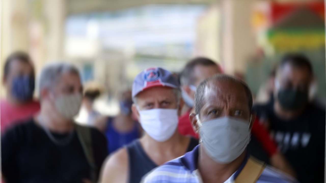 Deltacron, uso obrigatório de máscaras e lockdowns