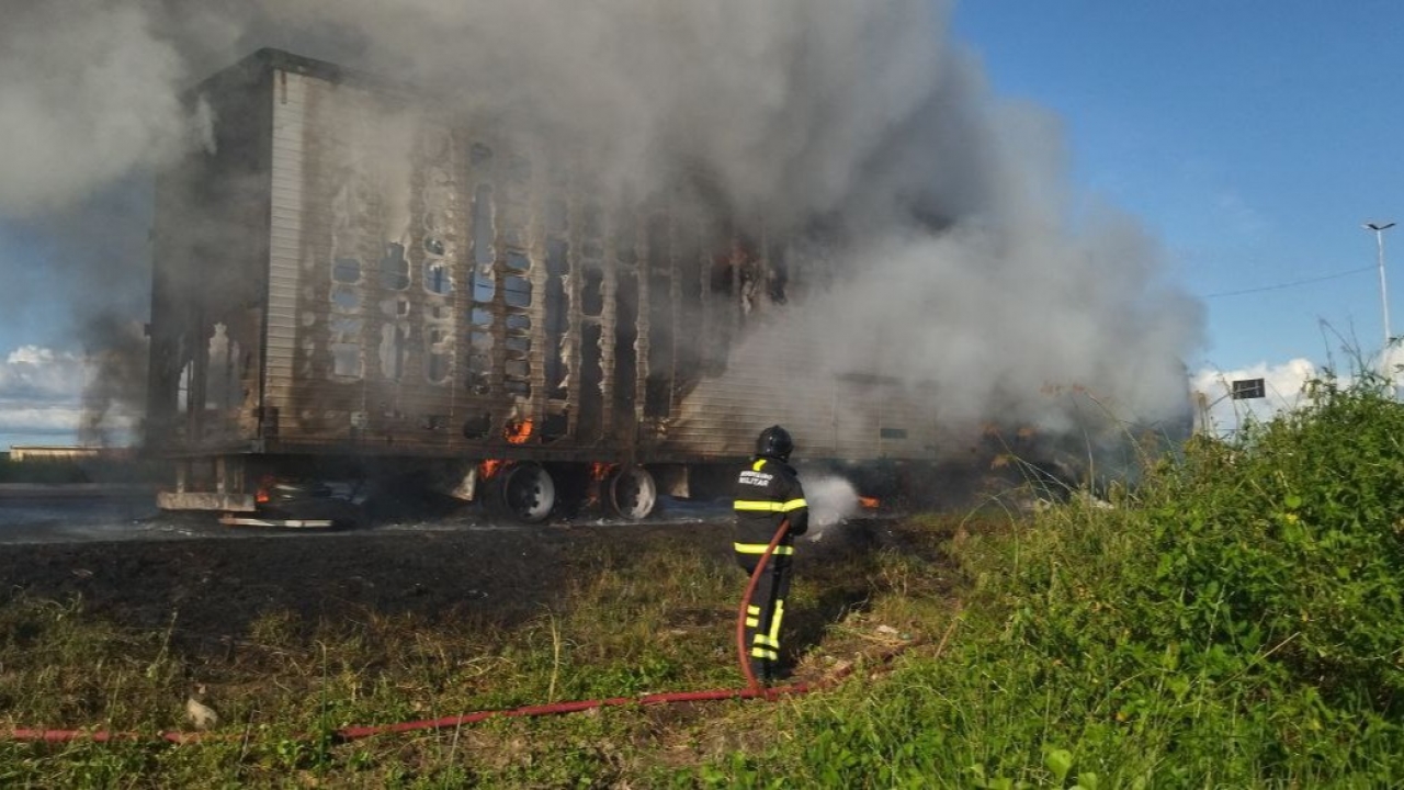 Carreta pega fogo após viaduto em Mossoró
