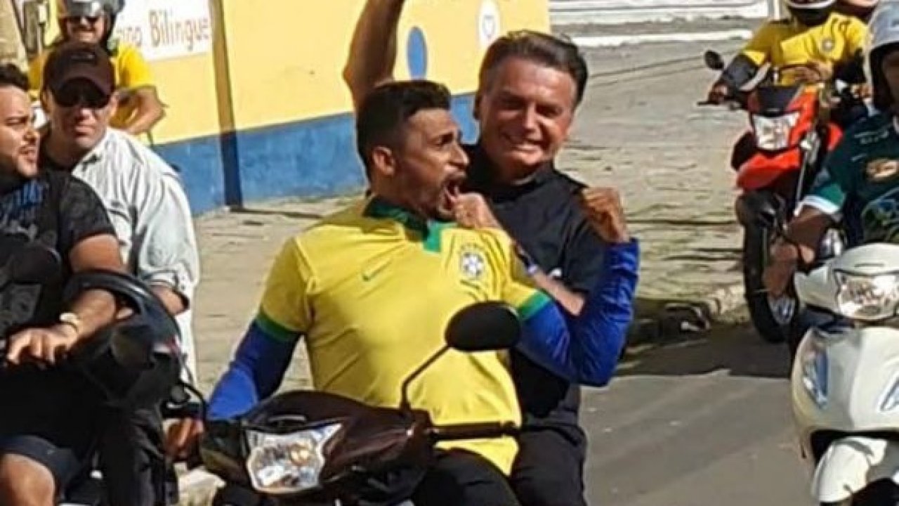 Bolsonaro sobe na garupa de Biz e participa de motociata em Quixadá-CE