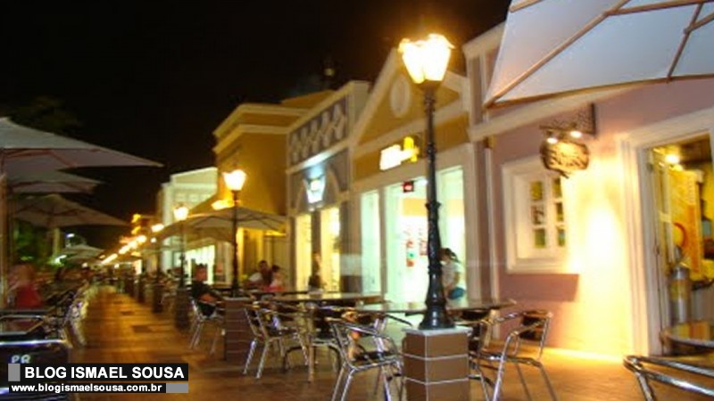 LadrÃµes fazem arrastÃ£o em restaurante na PraÃ§a da ConvivÃªncia