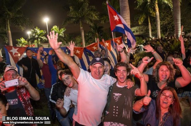 Cubanos ocupam as ruas de Miami para celebrar a morte do ditador Fidel Castro