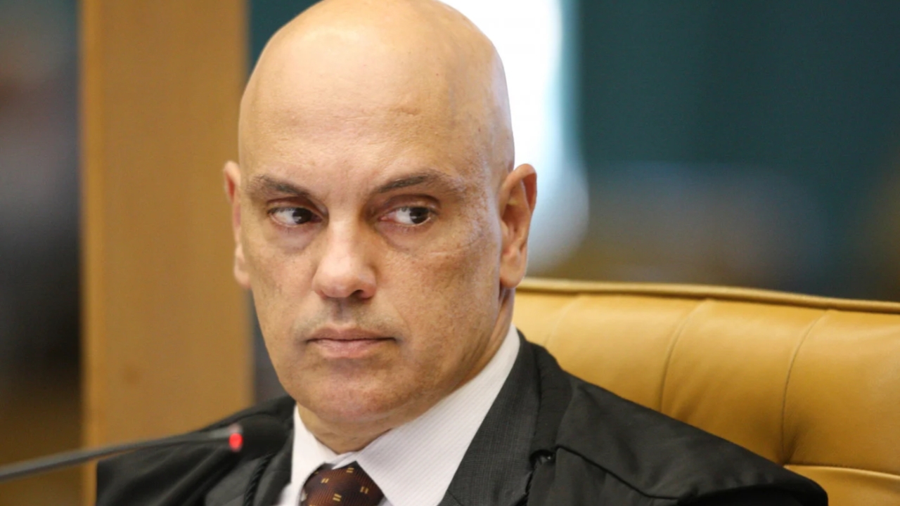 Alexandre de Moraes determina bloqueio de bens e imóveis de Silveira