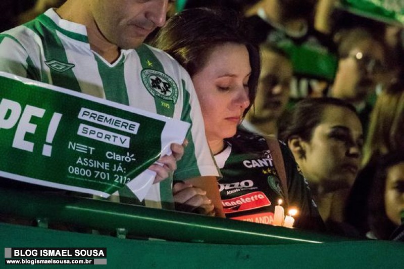 Homenagens a vÃ­timas de acidente comovem atletas e populaÃ§Ã£o de ChapecÃ³