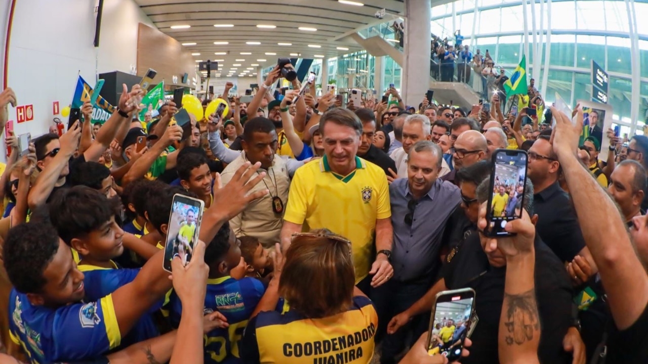 Com festa e emoção, Bolsonaro é recebido no RN por multidão de apoiadores e lideranças do PL