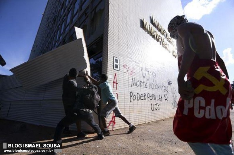 LÃ­der do MTST levou membros da GaviÃµes da Fiel para reforÃ§ar atos de vandalismo em BrasÃ­lia